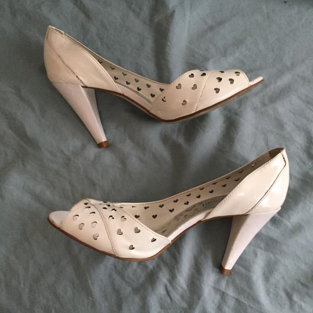 GIANNI BINI Ladies size 6.5 M US. 1950s style white heels with heart cut outs.